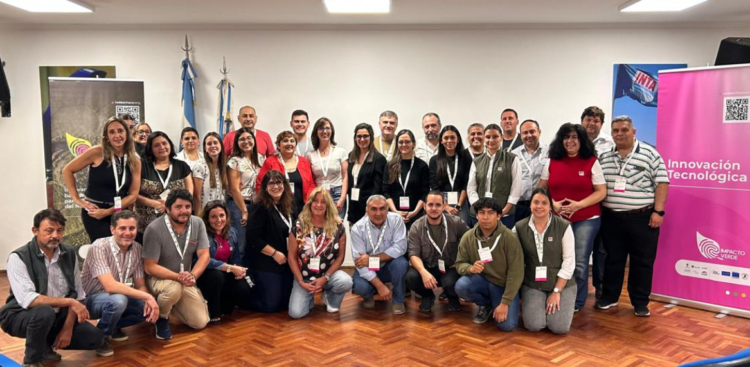 El 22 de octubre de 2024 se realizó un webinar de presentación del Fondo DINN, organizado por Fundación ProNorte y Fundación Avina, con el objetivo de explicar el marco en el que se concibe este Fondo de Innovación dentro del proyecto Impacto Verde y evacuar dudas sobre su lógica y alcance. Durante la jornada se abordaron, de manera articulada, el enfoque de trabajo en el Gran Chaco Americano y el rol de Redes Chaco (Liliana Paniagua), el encuadre general del proyecto Impacto Verde (Florencia Rojas), y la presentación específica del Fondo DINN como herramienta para impulsar iniciativas alineadas con los objetivos del proyecto (Yaiza Reid Rata). La agenda incluyó, además, una charla motivacional a cargo de Mauricio Moresco (“Una época maravillosa de experimentación”), y fue moderada por Nadia Bosch, con apoyo logístico de Gabriela López. La Fundación Avina brindó el soporte técnico para la realización del webinar y se registraron 131 personas conectadas. En paralelo, desde el área de comunicación de ProNorte se trabajó la identidad de la convocatoria y su difusión, acompañando la llegada del lanzamiento a públicos y organizaciones de distintos territorios.